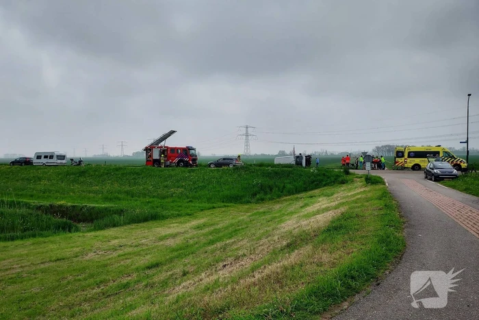 Zwaargewonde en ravage na botsing tussen bus en auto
