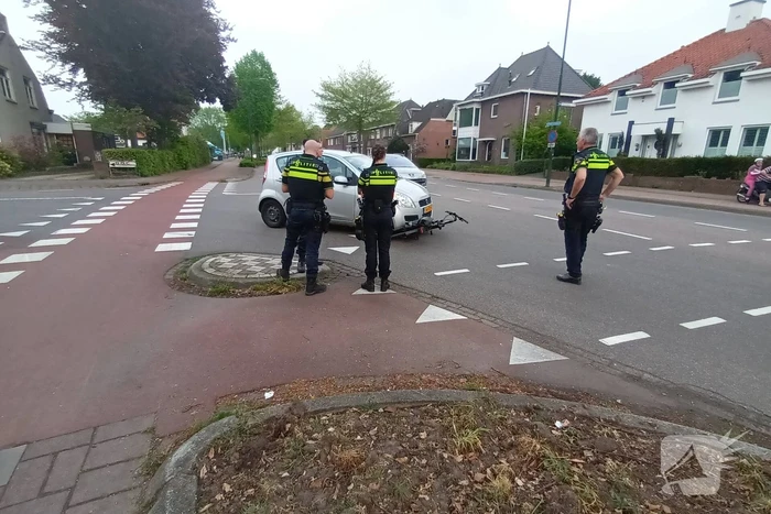 Fietser geschept door personenauto