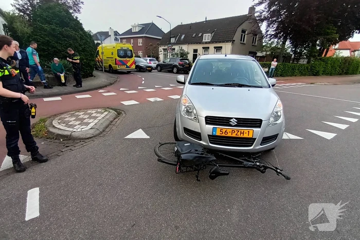 Fietser geschept door personenauto