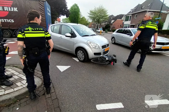 Fietser geschept door personenauto