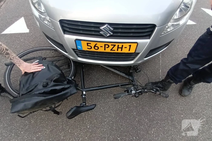 Fietser geschept door personenauto