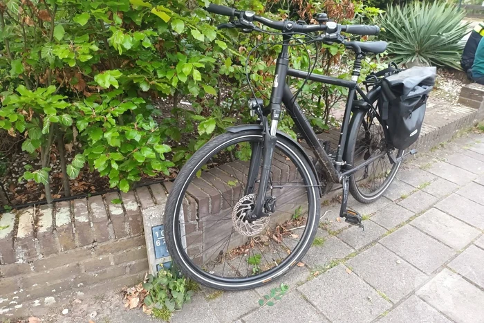 Fietser geschept door personenauto
