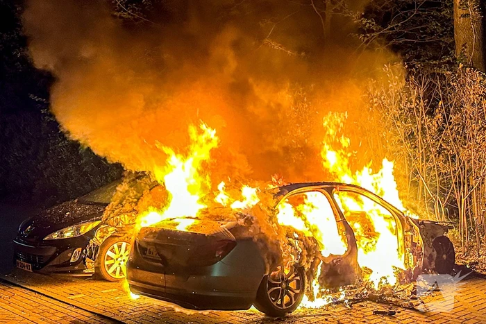 Auto in brand, explosie tijdens blussen