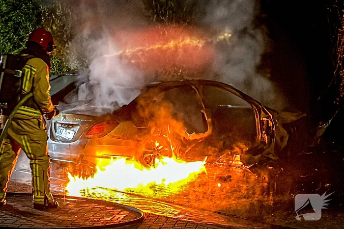 Auto in brand, explosie tijdens blussen
