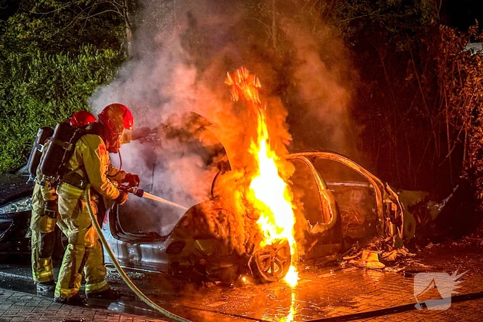 Auto in brand, explosie tijdens blussen
