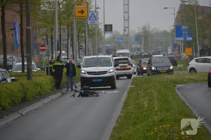 Fietser ernstig gewond bij botsing met taxibus