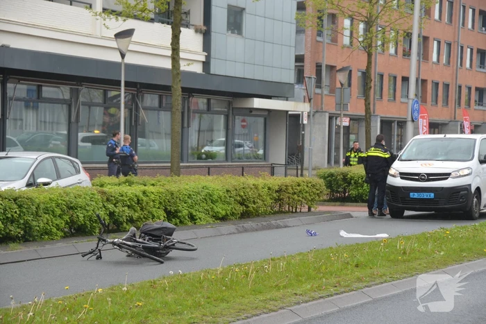 Fietser ernstig gewond bij botsing met taxibus