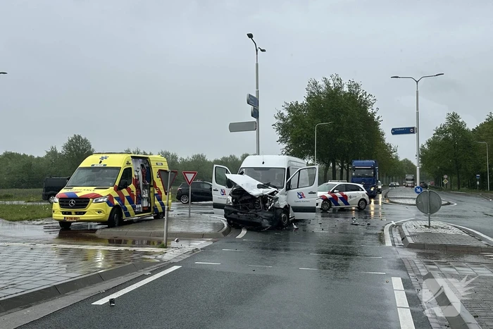 Vrachtwagen en auto botsen op kruising