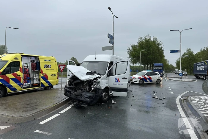 Vrachtwagen en auto botsen op kruising