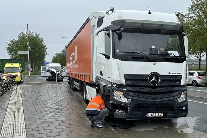 Vrachtwagen en auto botsen op kruising