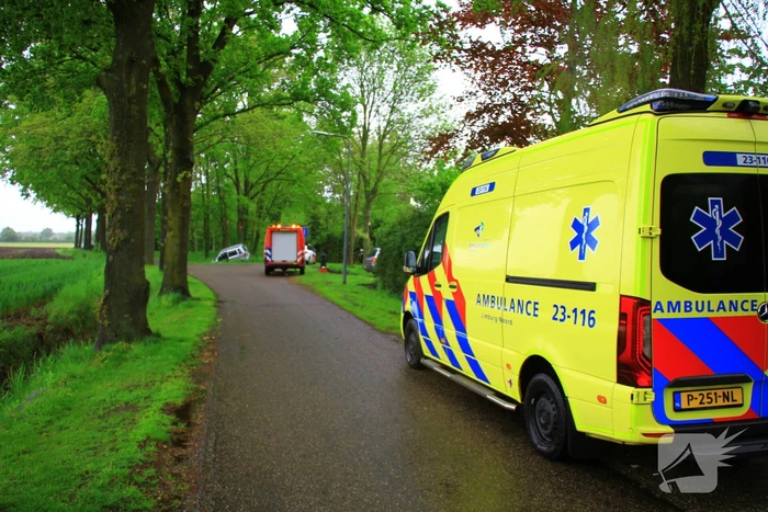 Auto belandt in de sloot