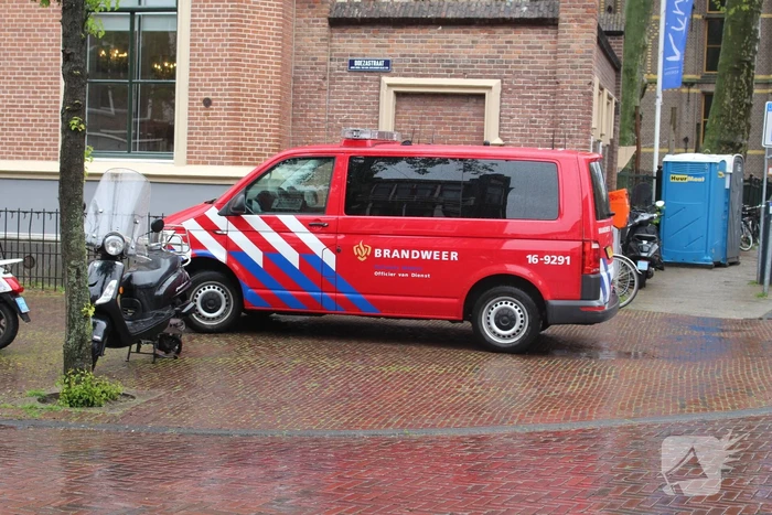 Straat afgezet na brand in gebouw basisschool Lucas van Leyden
