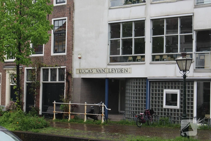 Straat afgezet na brand in gebouw basisschool Lucas van Leyden