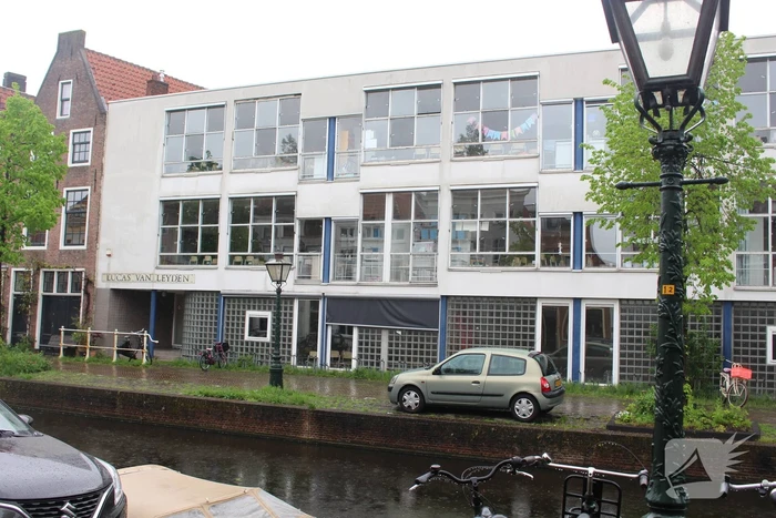 Straat afgezet na brand in gebouw basisschool Lucas van Leyden