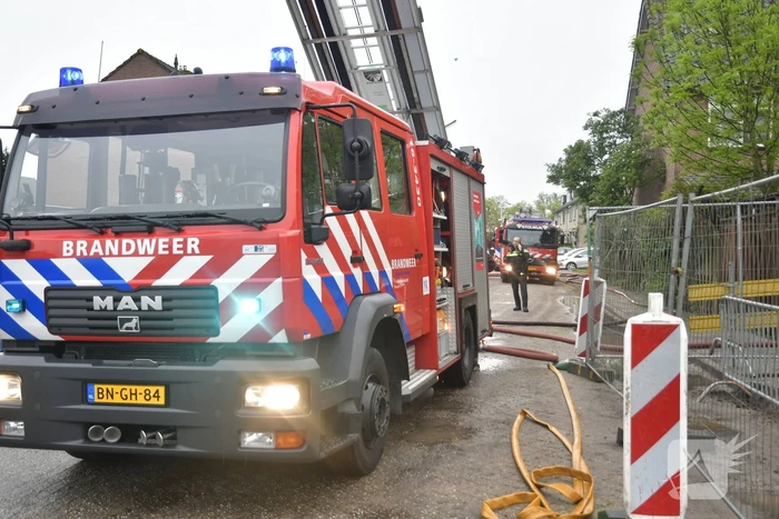 Brandweer blust brand in schuur