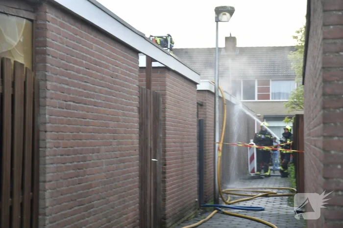 Brandweer blust brand in schuur