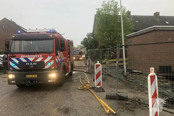 Brandweer blust brand in schuur