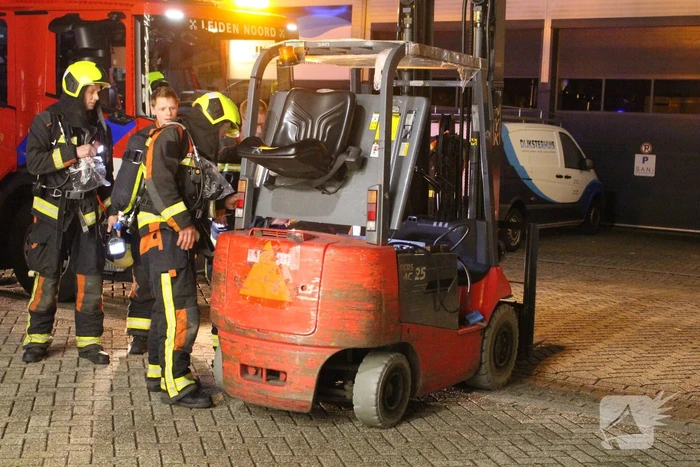 Accupakket van vorkheftruck vliegt in brand