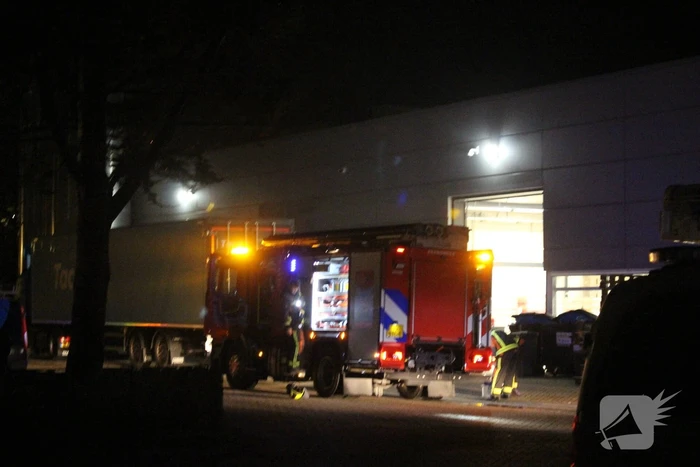 Accupakket van vorkheftruck vliegt in brand