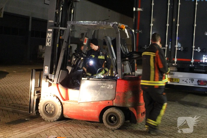 Accupakket van vorkheftruck vliegt in brand