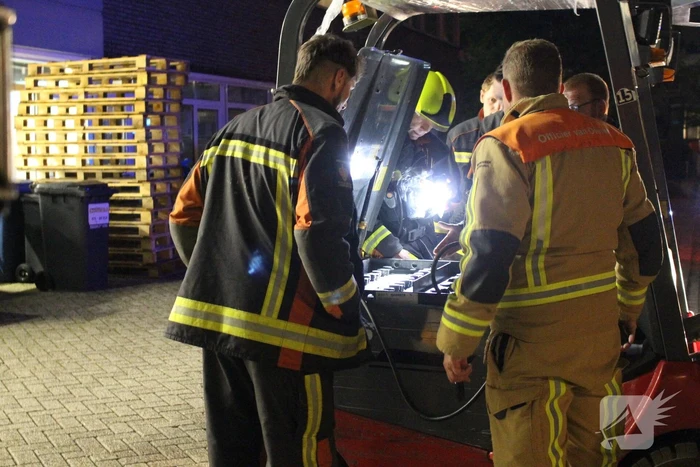 Accupakket van vorkheftruck vliegt in brand