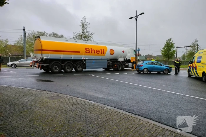 Vrachtwagen bulkoplegger botst op personenwagen