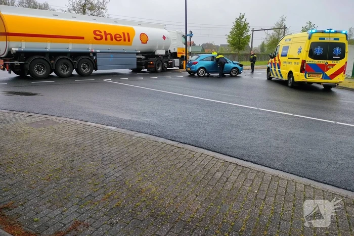 Vrachtwagen bulkoplegger botst op personenwagen