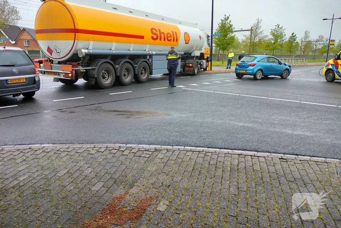 Vrachtwagen bulkoplegger botst op personenwagen