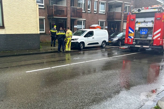 Brandweerlieden ventileren woning na brand