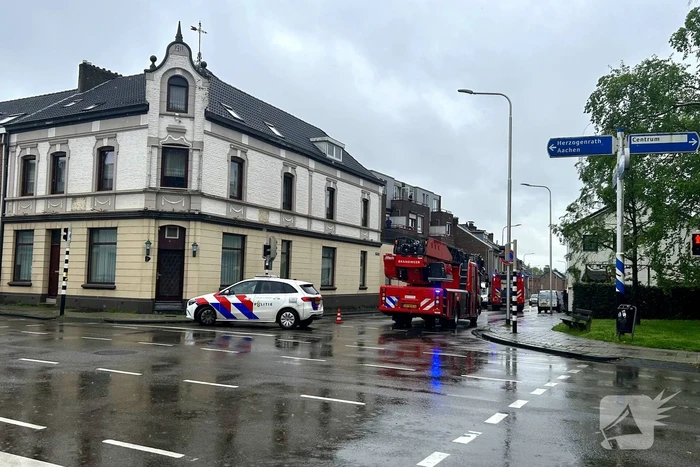 Brandweerlieden ventileren woning na brand