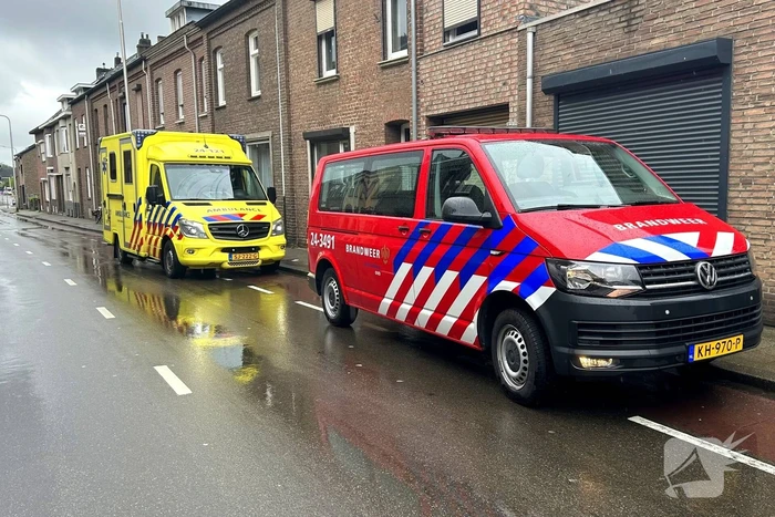 Brandweerlieden ventileren woning na brand