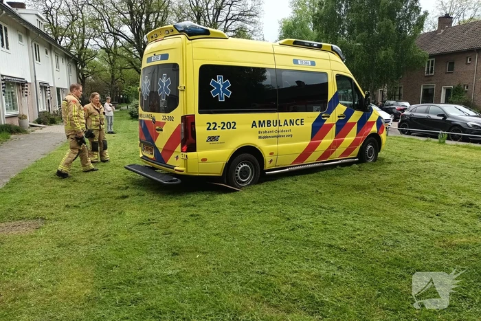 Ambulance rijdt zich vast op grasveld voor woning