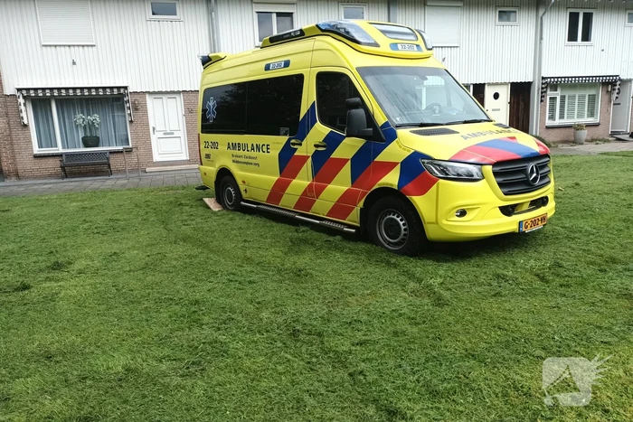 Ambulance rijdt zich vast op grasveld voor woning