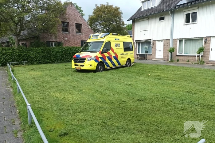 Ambulance rijdt zich vast op grasveld voor woning
