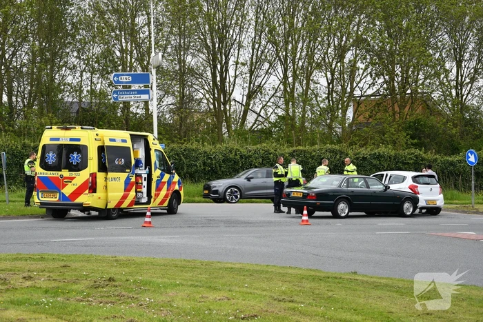 Auto rijdt in flank van andere auto