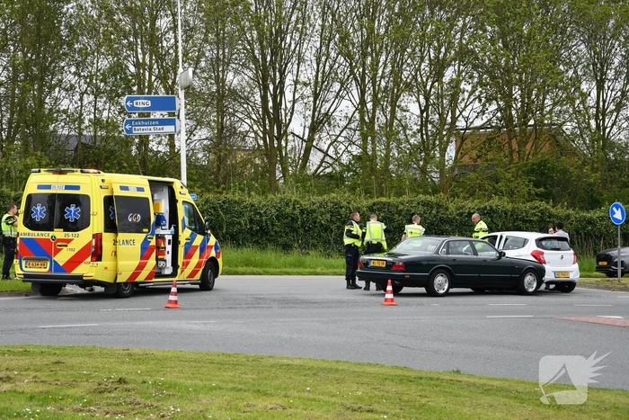 Auto rijdt in flank van andere auto