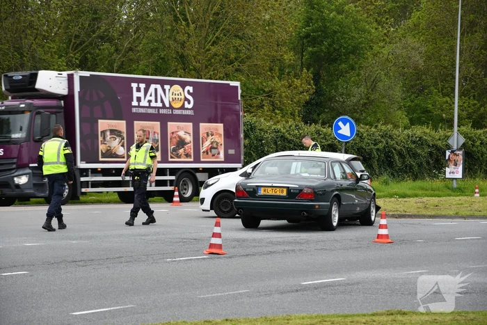 Auto rijdt in flank van andere auto