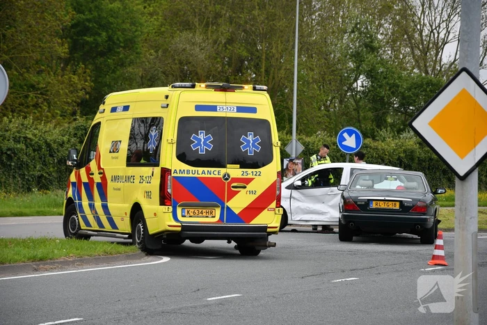 Auto rijdt in flank van andere auto