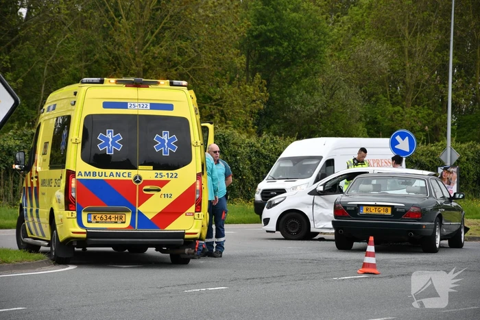 Auto rijdt in flank van andere auto