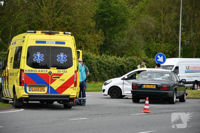 Auto rijdt in flank van andere auto