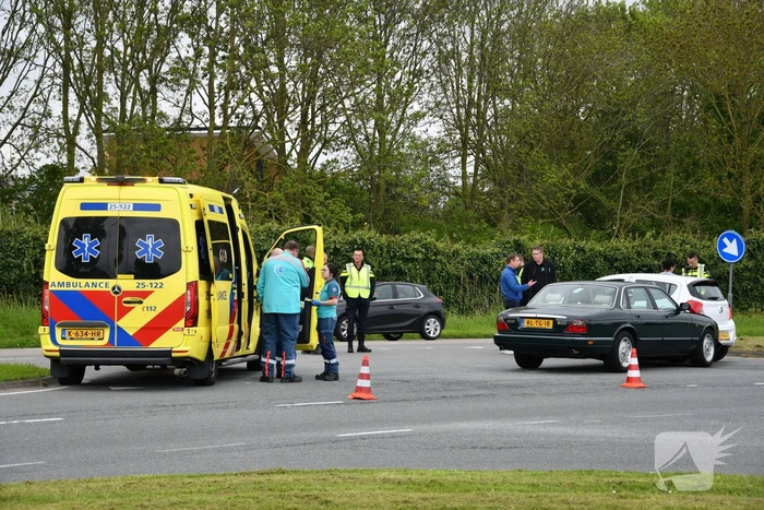 Auto rijdt in flank van andere auto