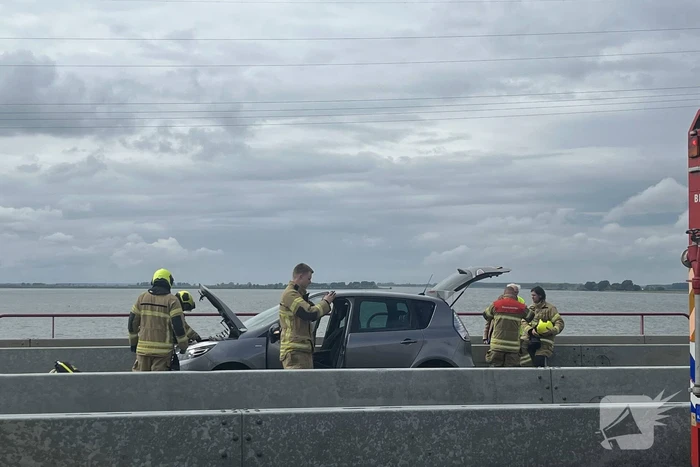 Rokende auto komt stil te staan op Haringvlietbrug