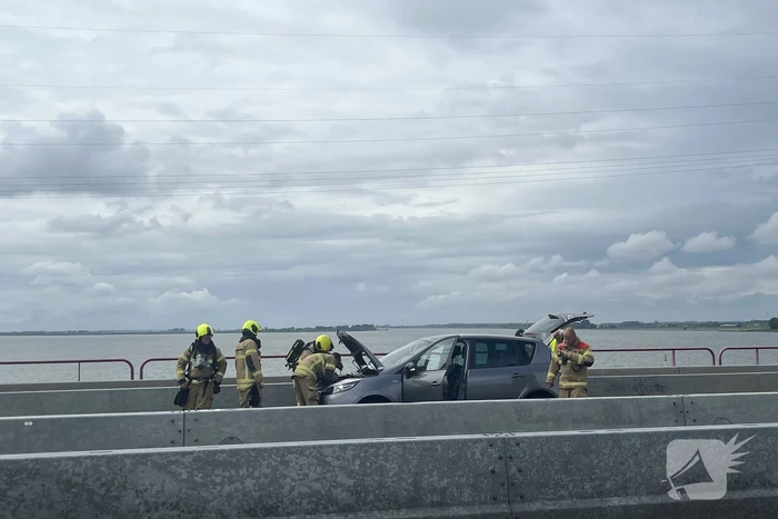 Rokende auto komt stil te staan op Haringvlietbrug