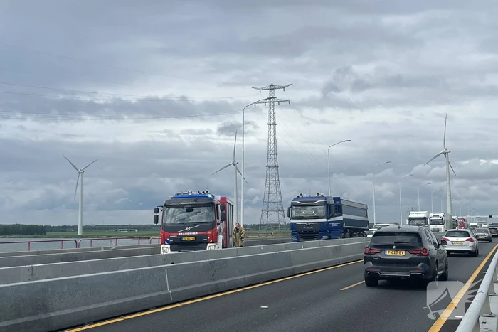 Rokende auto komt stil te staan op Haringvlietbrug