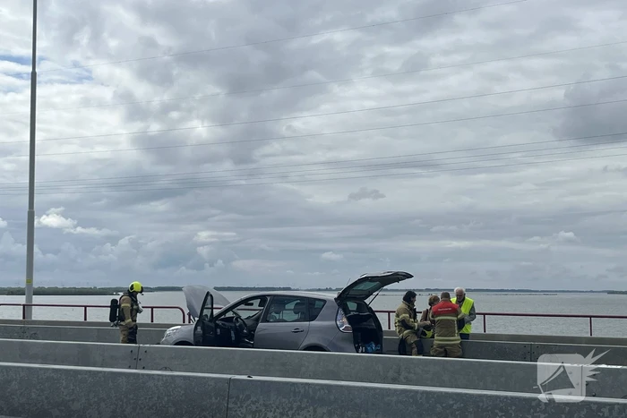 Rokende auto komt stil te staan op Haringvlietbrug