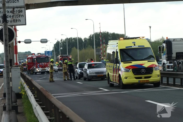 Veel file en wegafsluiting door autobrand