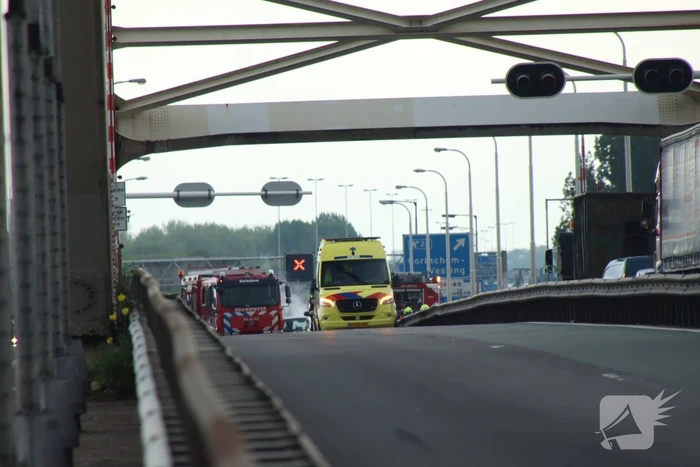 Veel file en wegafsluiting door autobrand