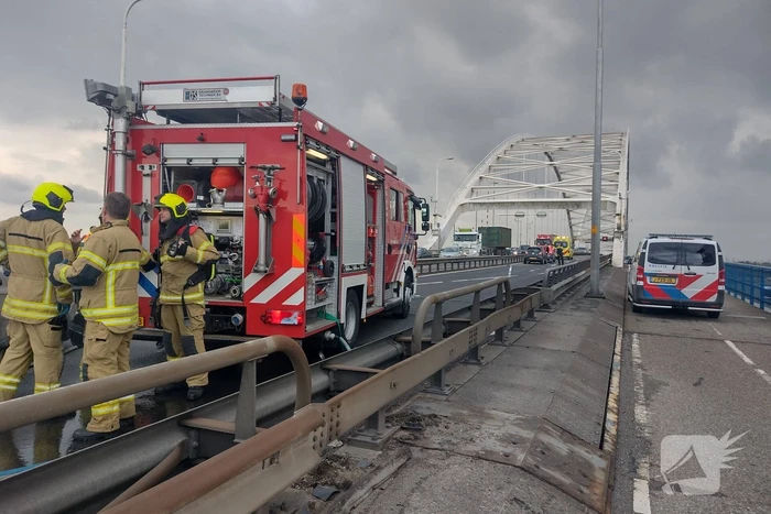 Veel file en wegafsluiting door autobrand
