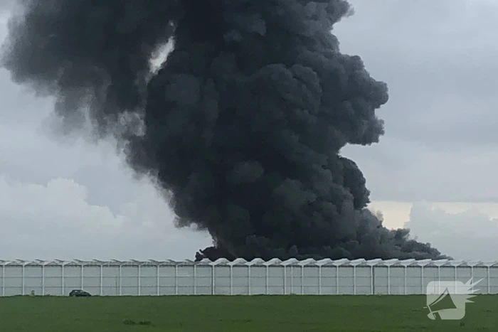 Grote rookwolken bij zeer grote industriebrand