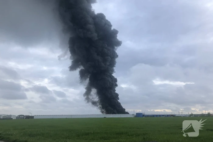 Grote rookwolken bij zeer grote industriebrand